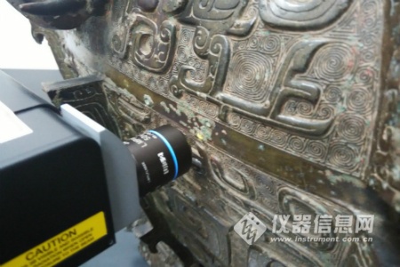自動平移對焦光纖測量系統對館藏青銅文物表面銹蝕產物分析1.jpg 當拉曼光譜走入博物館 個性化需求凸顯——訪上海博物館文物保護科技中心副研究館員周浩